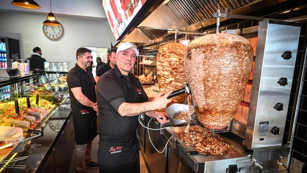 Kebaphaus feiert Neueröffnung – Velberter warten stundenlang auf Ein-Euro-Döner
