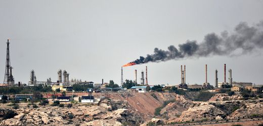 Donald Trump will die Öl-Sanktionen gegen Iran lockern – mitten im Krieg