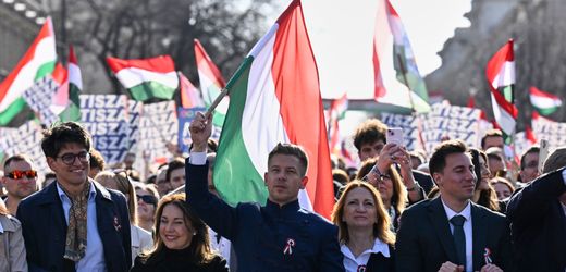 Ungarn vor der Wahl: Riesige Demonstrationen läuten Wahlkampffinale in Budapest ein