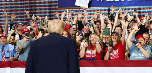 Donald Trump: Frau im Publikum kollabiert und der US-Präsident wünscht sich Pavarotti