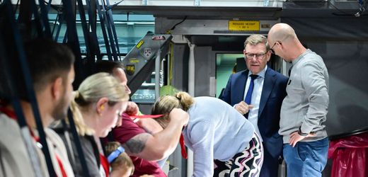 Johann Wadephul: Außenminister bringt gestrandete Touristen von Doha nach Riad