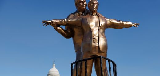 Donald Trump und Jeffrey Epstein in »Titanic«-Pose: Kollektiv enthüllt Skulptur in Washington