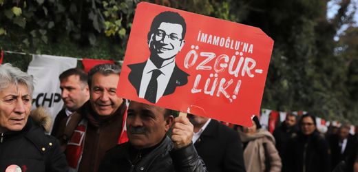 Türkei: Erdoğan-Gegner Ekrem İmamoğlu vor Gericht – Mammutprozess hat begonnen