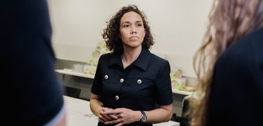 FDP in der Krise: Generalsekretärin Nicole Büttner löst Wette ein und will sich die Haare abschneiden – ein Besuch