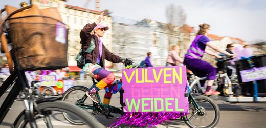 Weltfrauentag: Mehrere Tausend Menschen demonstrieren für Frauenrechte