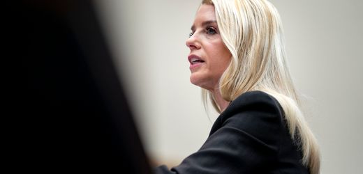 Pam Bondi: US-Justizministerin zieht wegen Drohungen offenbar auf Militärstützpunkt