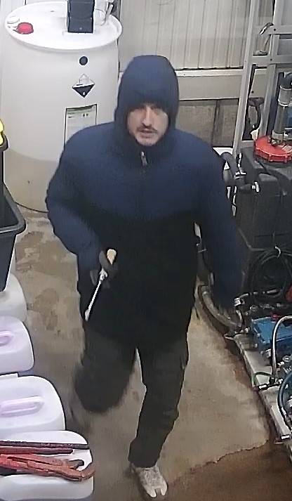 Einbruch in Reeser Waschanlage: Polizei fahndet mit Foto nach Einbrecher