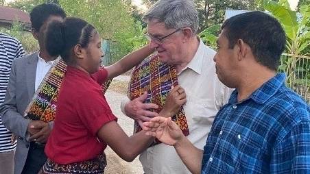 Pfarrer gründete Stiftung: Hilfe für Mädchen aus Indonesien kommt aus Grefrath