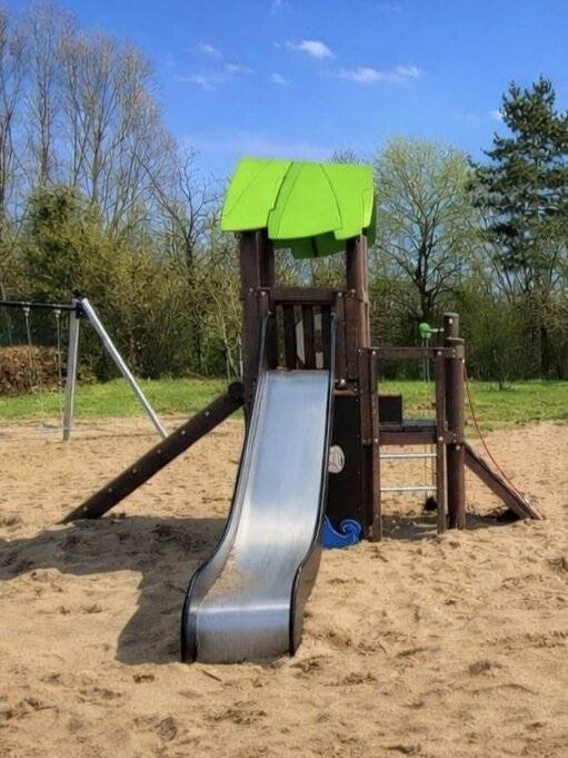 „Am alten Sportplatz“: Rutschen und Toben auf neuem Spielplatz-Gerät in Jüchen-Stessen