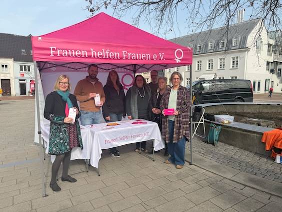 Infostand von „Frauen helfen Frauen“: Gewalt gegen Frauen ist auch in Rheinberg ein Thema
