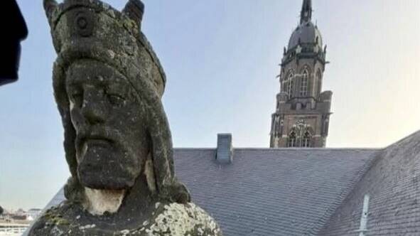Stadtkirche in Krefeld: Steinmetz prüft beschädigte David-Statue auf Kirchendach