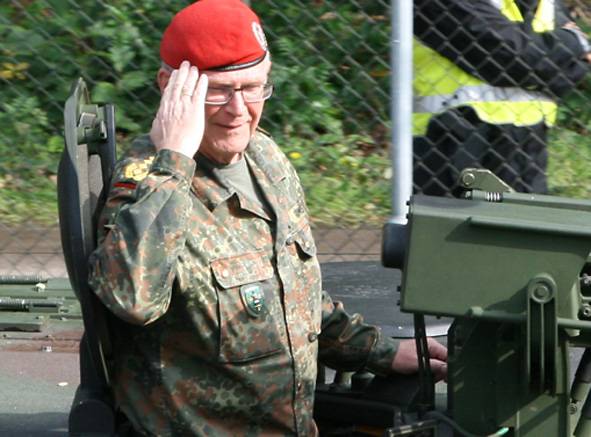 Diskussionsabend in Kleve: General a.D. Ramms spricht über Freiheit und Demokratie in der Wasserburg Rindern