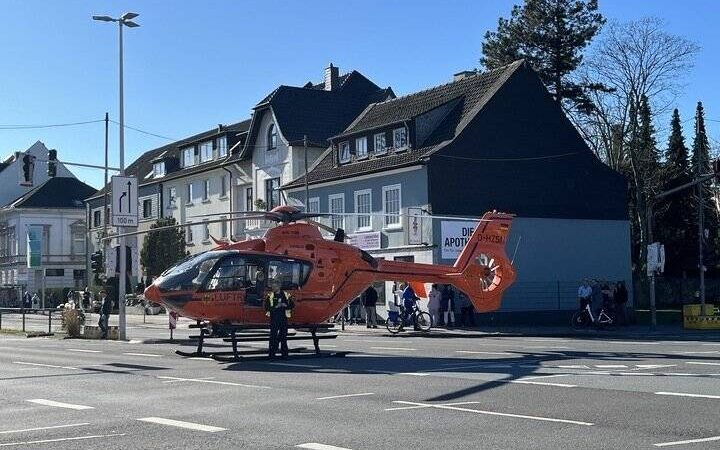 Großeinsatz von Polizei und Feuerwehr: Rettungshubschrauber landet auf Benrather Straße