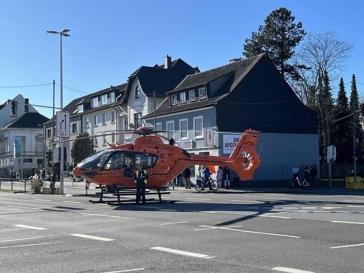 Großeinsatz von Polizei und Feuerwehr: Rettungshubschrauber landet auf Benrather Straße