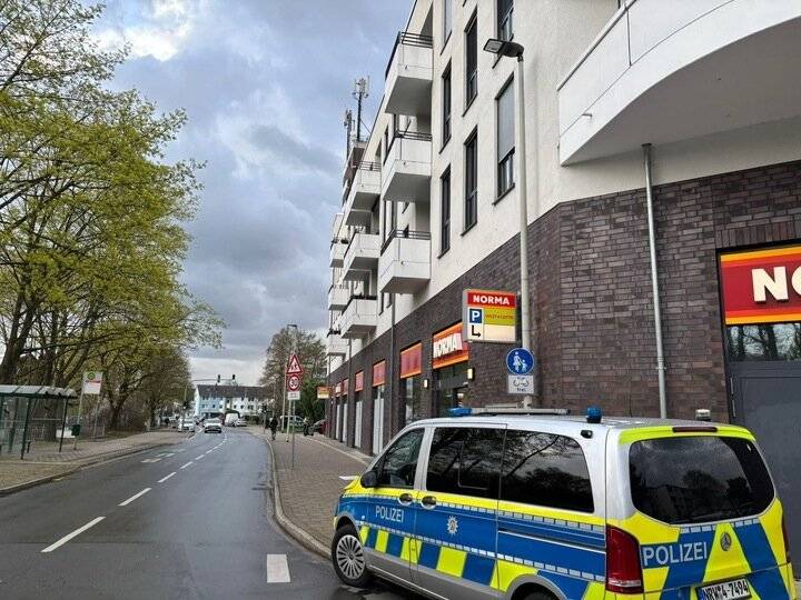 Großaufgebot der Polizei in Hilden: Auseinandersetzung mit Stichwaffe – Opfer in Lebensgefahr