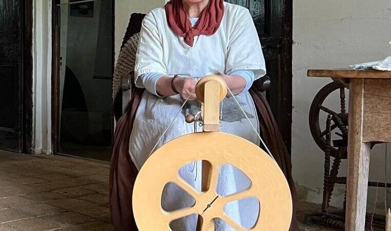 Brigitte Caspers ist Mittelalter-Fan: Mönchengladbacherin webt und kocht manchmal im Jahr 1380