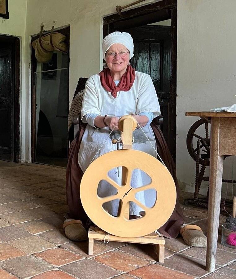 Brigitte Caspers ist Mittelalter-Fan: Mönchengladbacherin webt und kocht manchmal im Jahr 1380