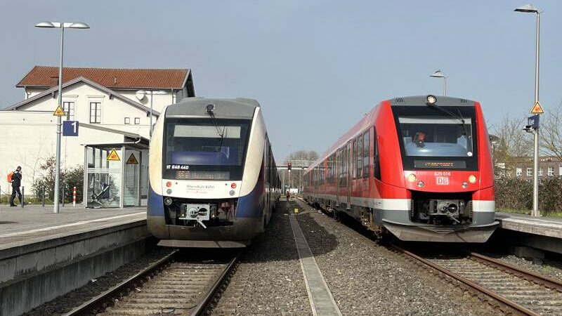 Ungewöhnliche Lok am Bahnhof in Kleve: Ist das der nächste Ersatzzug für den Niersexpress?