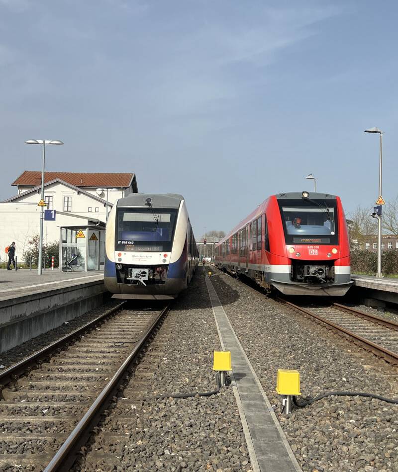 Ungewöhnliche Lok am Bahnhof in Kleve: Ist das der nächste Ersatzzug für den Niersexpress?