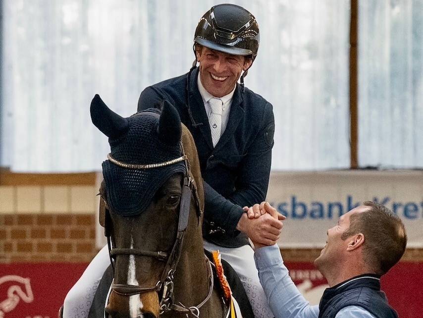 Hallenreittage am Gestüt Seehof: Fehler bringt Liam Broich um besseres Ergebnis – Sieg geht an Adams