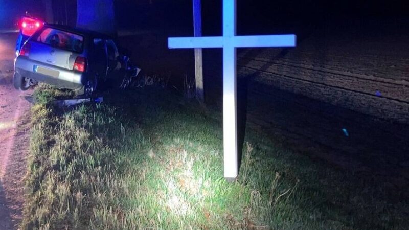 An dieser Stelle starb 2024 eine Frau: Alkoholfahrt in Hüthum – junger Fahrer rammt Weißes Kreuz