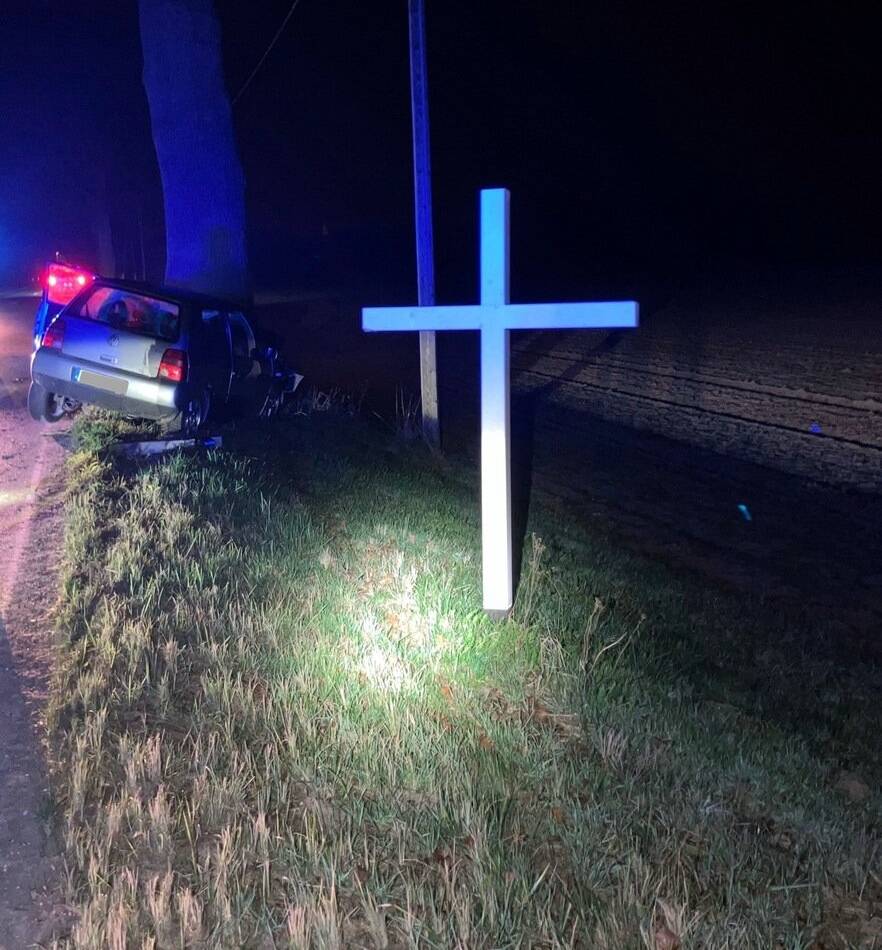 An dieser Stelle starb 2024 eine Frau: Alkoholfahrt in Hüthum – junger Fahrer rammt Weißes Kreuz