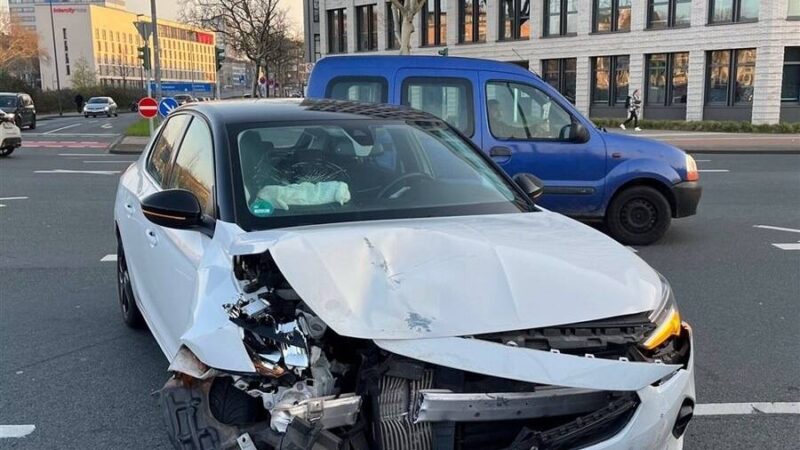 Unfall in Duisburg: Autos stoßen zusammen – fuhr Fahrer bei Rotlicht?