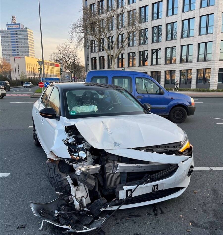 Unfall in Duisburg: Autos stoßen zusammen – fuhr Fahrer bei Rotlicht?