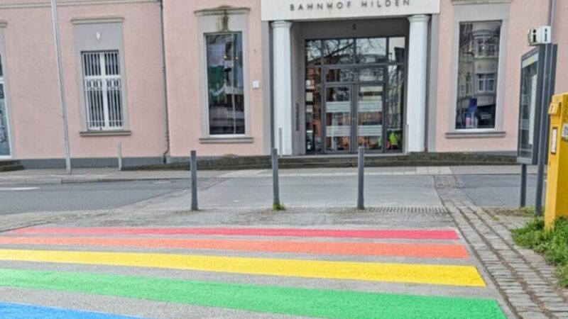 Umstritten, aber fertig: Hilden hat jetzt einen Regenbogen-Streifen