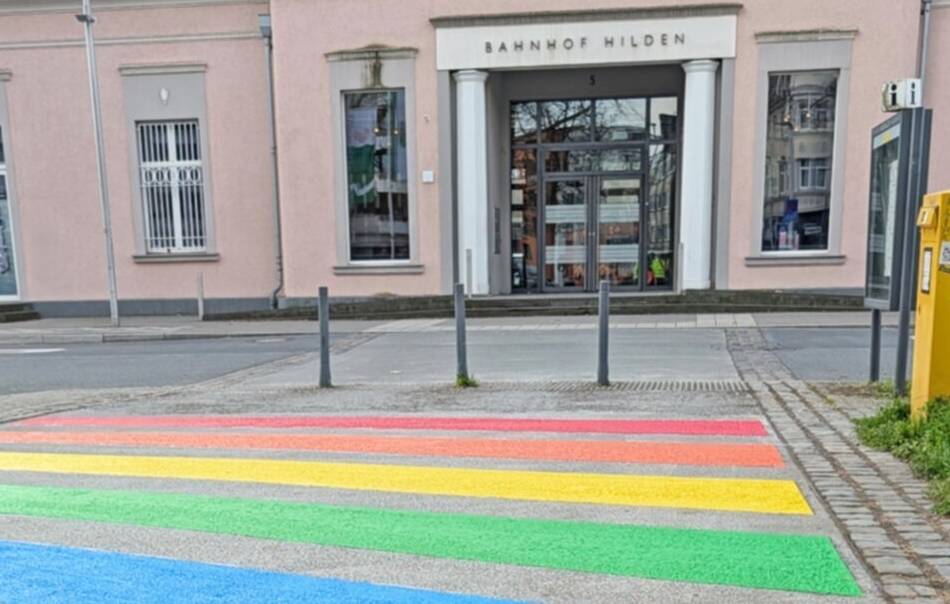 Umstritten, aber fertig: Hilden hat jetzt einen Regenbogen-Streifen