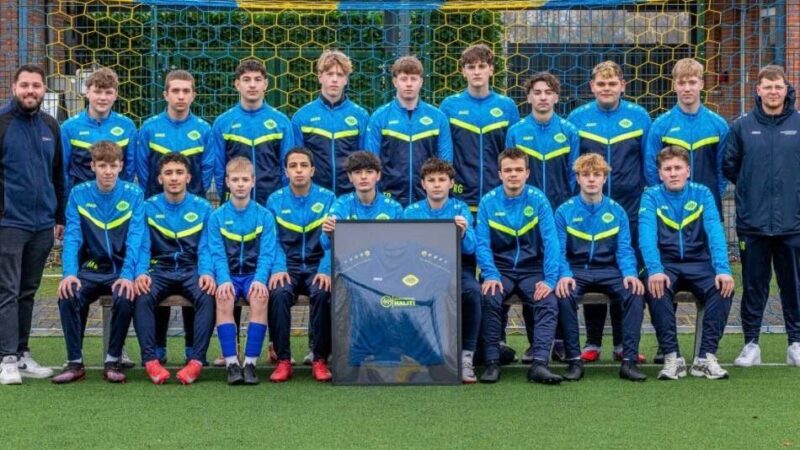 In Kevelaer übergeben: Neue Trainingsanzüge für die B1-Jugend des KSV