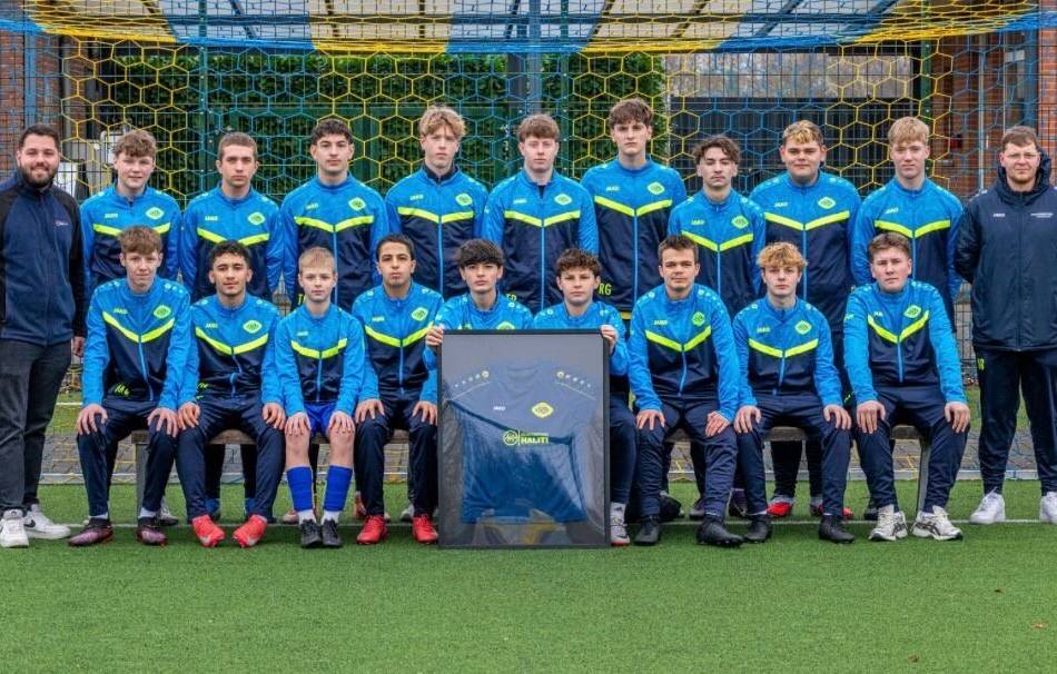 In Kevelaer übergeben: Neue Trainingsanzüge für die B1-Jugend des KSV