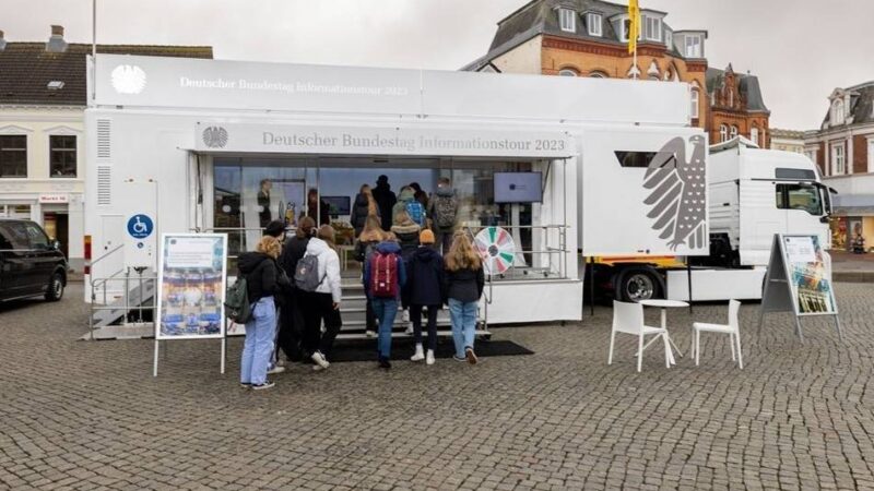 Bundestag auf Rädern in Mönchengladbach: Infomobil des Parlaments macht Halt auf dem Alten Markt