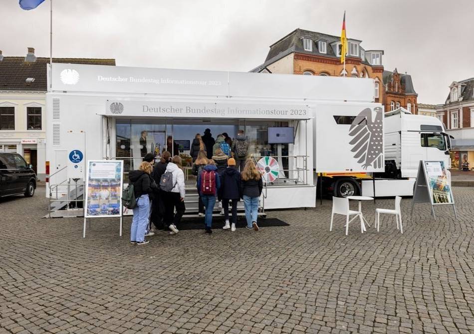 Bundestag auf Rädern in Mönchengladbach: Infomobil des Parlaments macht Halt auf dem Alten Markt