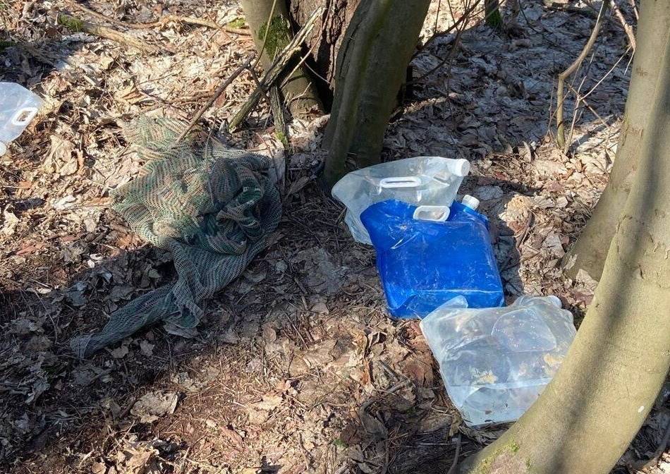 Einsätze der Emmericher Feuerwehr: Seltsamer Fund im Wald ruft Wehr auf den Plan