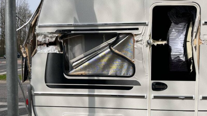 Fahrerflucht in Mönchengladbach: Wohnwagen von Lkw beim Anfahren beschädigt