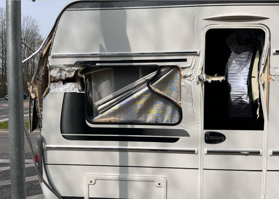 Fahrerflucht in Mönchengladbach: Wohnwagen von Lkw beim Anfahren beschädigt