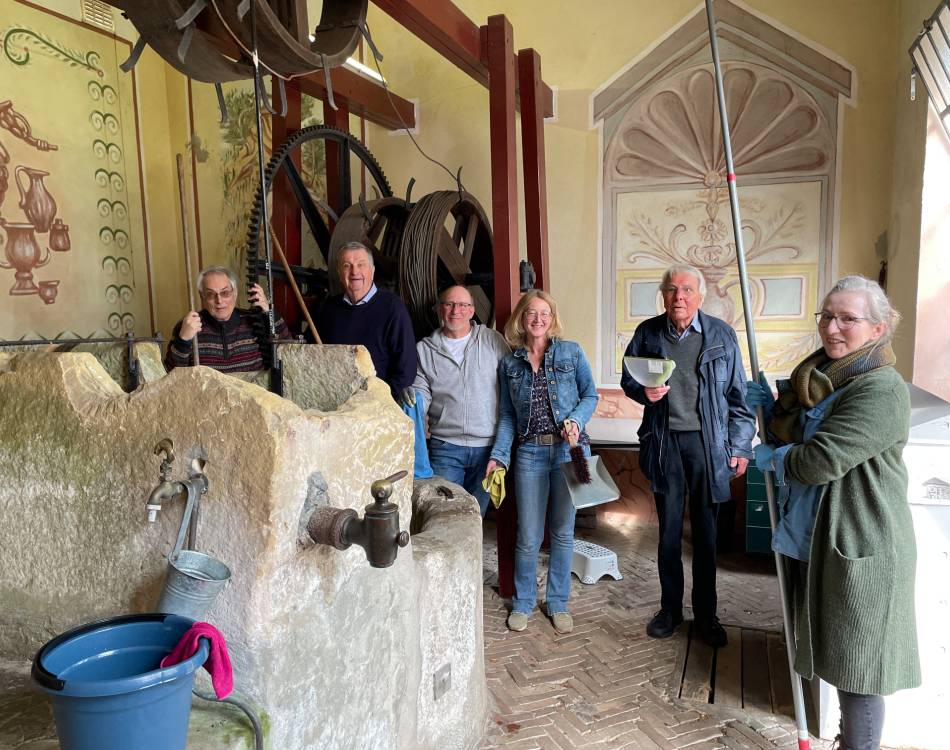 Anziehungspunkt am Eltenberg: Frühjahrsputz am Drususbrunnen