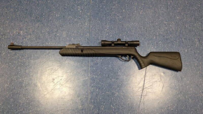 Kriminalität in Mönchengladbach: Mann schießt mit Luftgewehr aus seiner Wohnung