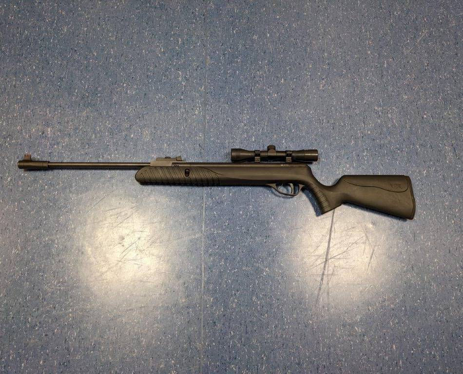 Kriminalität in Mönchengladbach: Mann schießt mit Luftgewehr aus seiner Wohnung