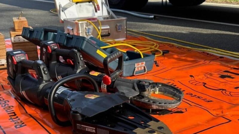 Unfall auf L101: Feuerwehr befreit eingeklemmten Motorradfahrer