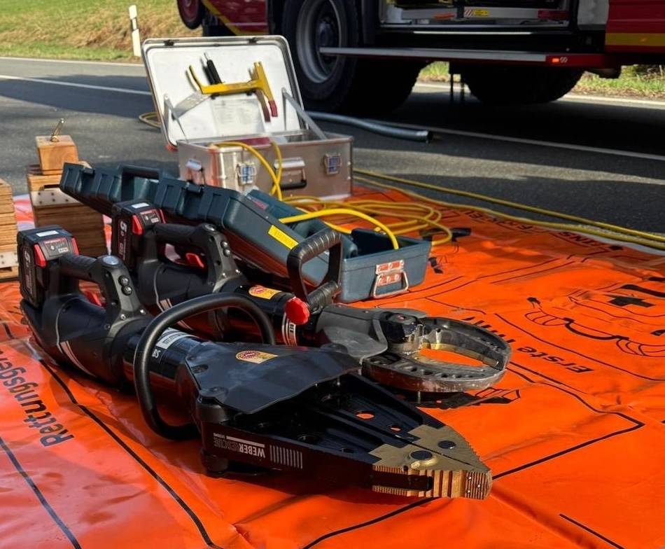 Unfall auf L101: Feuerwehr befreit eingeklemmten Motorradfahrer