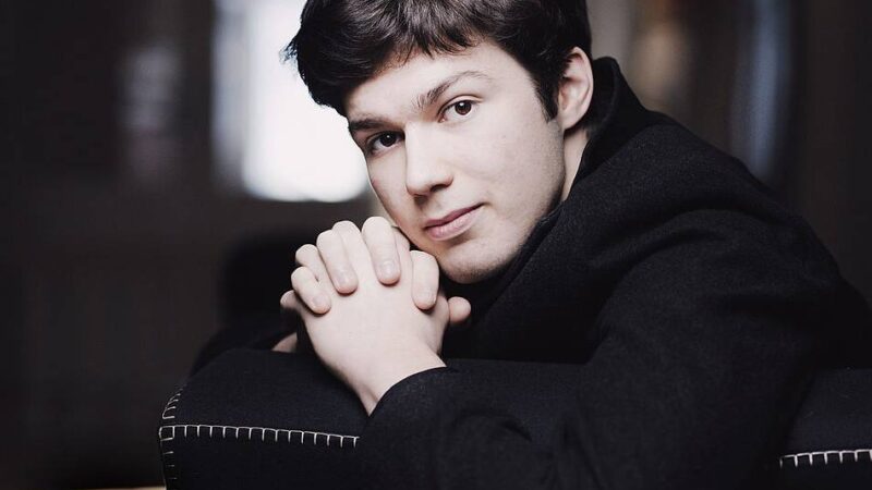 Klassische Musik in Rheinberg: Aufstrebender Pianist bringt Chopin in die Stadthalle