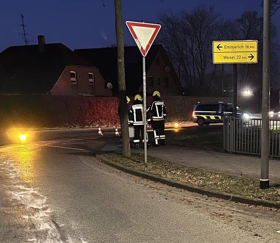 Einsätze am Dienstagabend: Ölspur und Gasgeruch: Löschzüge im Einsatz