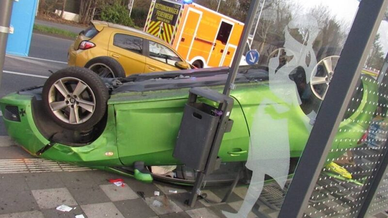 Niederstraße in Monheim: Auto überschlägt sich bei Unfall und kracht in Bushaltestelle