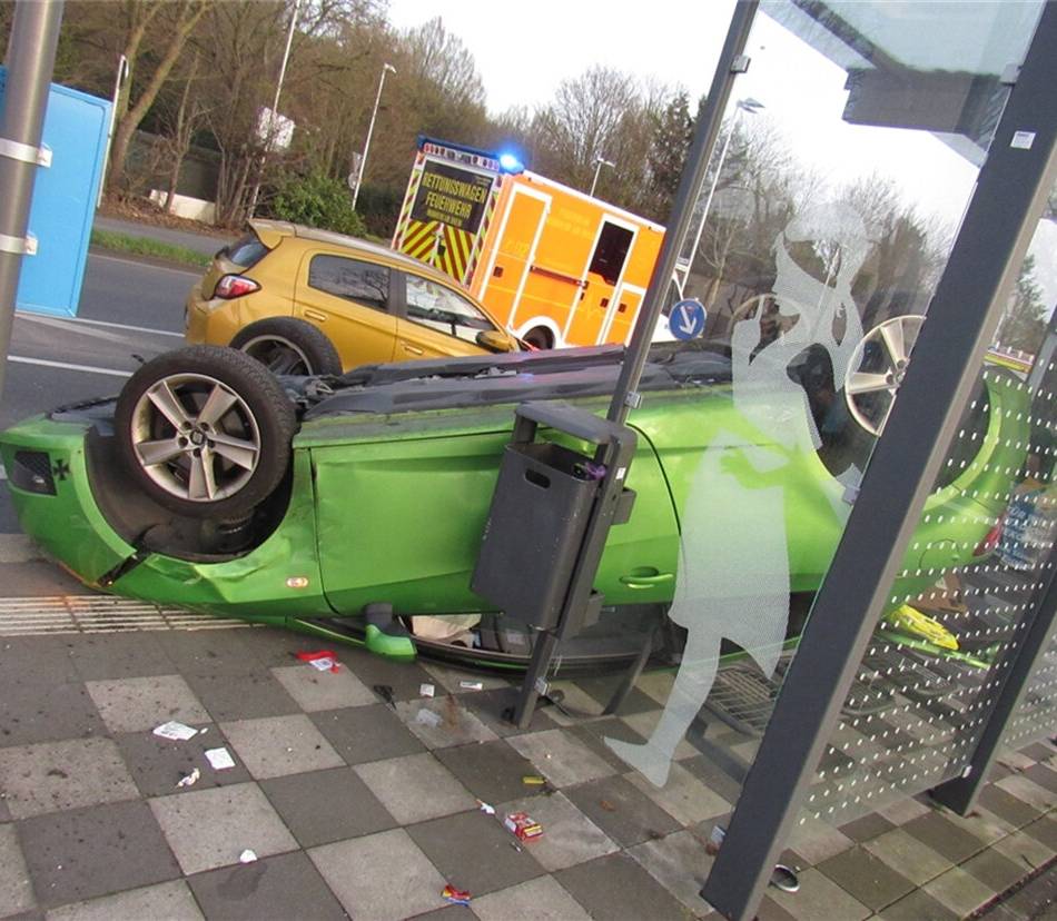 Niederstraße in Monheim: Auto überschlägt sich bei Unfall und kracht in Bushaltestelle