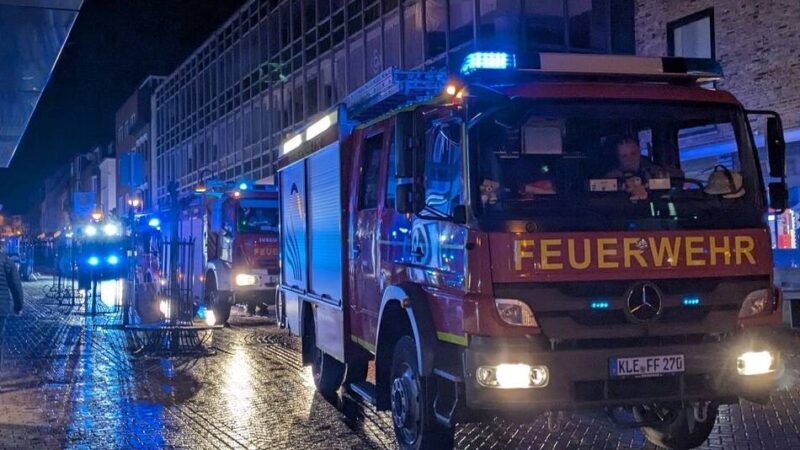 In der Innenstadt: Kleintransporter fährt in Baugerüst – Feuerwehreinsatz in Kleve