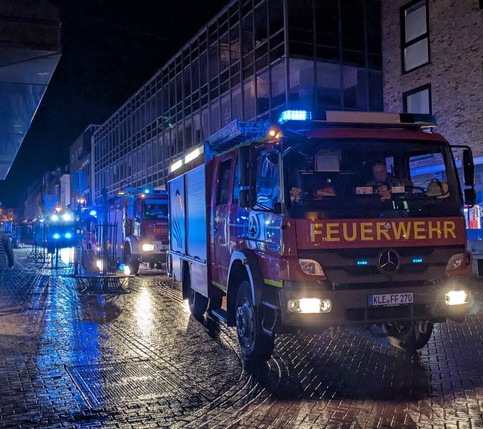 In der Innenstadt: Kleintransporter fährt in Baugerüst – Feuerwehreinsatz in Kleve
