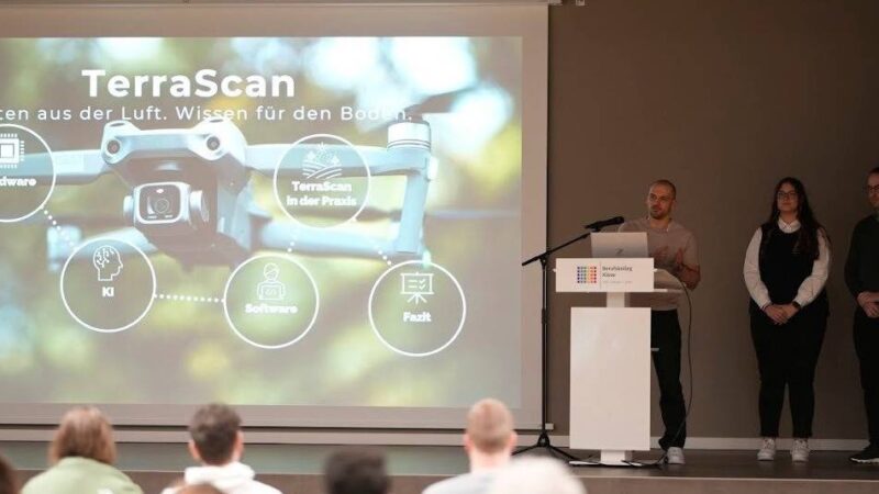 Abschlussarbeiten am Berufskolleg Kleve: Darts-App und KI-Drohne – so haben neue Techniker ihren Abschluss gemeistert