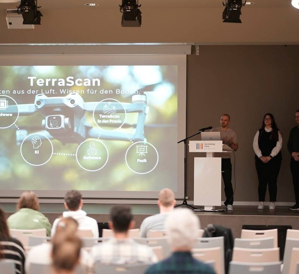 Abschlussarbeiten am Berufskolleg Kleve: Darts-App und KI-Drohne – so haben neue Techniker ihren Abschluss gemeistert